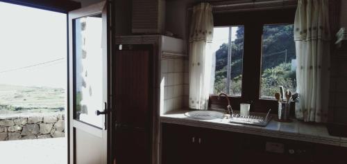 eine Küche mit einem Waschbecken und einem Fenster in der Unterkunft Casa Ben Abora in Las Rosas