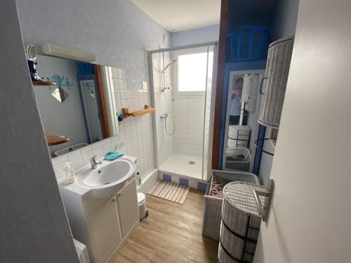 une petite salle de bain avec un lavabo et une douche dans l'établissement Appartement à Arcachon: Plages et commerces à pied, balcon, parking, 4 couchages - FR-1-474-193, à Arcachon