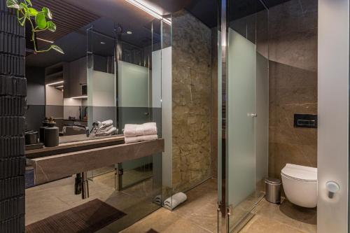 a bathroom with a sink and a toilet at LUXURY EVOLUTION ROOMS in Alicante