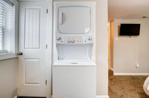 una lavadora y secadora blancas en una habitación en Cozy Ogden Cottage 1 Mi to Downtown!, en Ogden