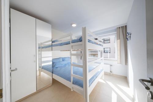 1 dormitorio con literas en una habitación en Royal Bayaux with free private parking, en Knokke-Heist