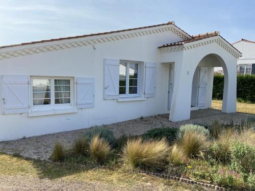 Photo de la galerie de l'établissement Maison 6 pers. proche plage, quartier animé, TV, jardin, BBQ - FR-1-231-264, à Bretignolles-sur-Mer