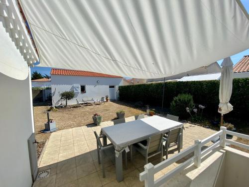 Photo de la galerie de l'établissement Maison 6 pers. proche plage, quartier animé, TV, jardin, BBQ - FR-1-231-264, à Bretignolles-sur-Mer