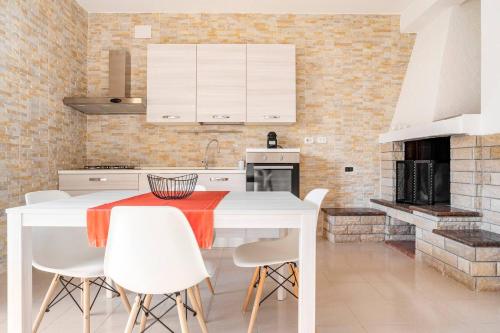 cocina con mesa blanca y sillas blancas en "Le Camere di Beppe", Ampio e Luminoso Appartamento a Lecce, en Lecce