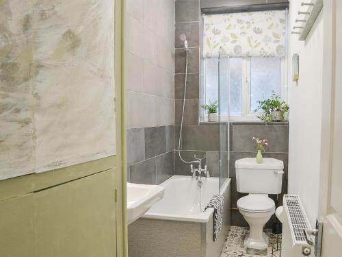 a bathroom with a toilet and a tub and a sink at Brincliffe Landing - Uk42799 in Bridlington