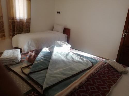 Ein Bett oder Betten in einem Zimmer der Unterkunft Riad Ouinz