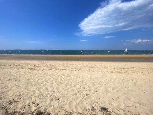 Photo de la galerie de l'établissement Arcachon : T2 cabine rénové, accès plage, balcon, parking - FR-1-420-110, à Arcachon