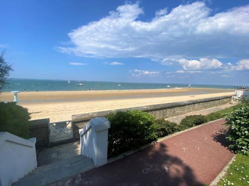 Photo de la galerie de l'établissement Arcachon : T2 cabine rénové, accès plage, balcon, parking - FR-1-420-110, à Arcachon