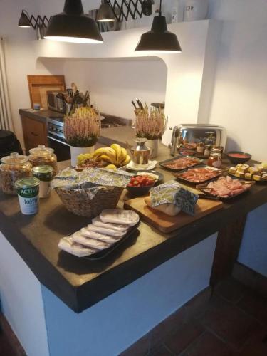 un bancone della cucina con molti prodotti alimentari diversi. di La Escribana a Constantina