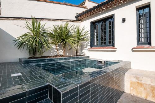 - une piscine dans la cour d'une maison dans l'établissement La Maison de Jean by Maison Bacou, à Carcassonne