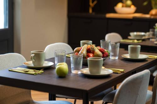 卡尔卡松La Maison de Jean by Maison Bacou的一张木桌,上面有一盘水果