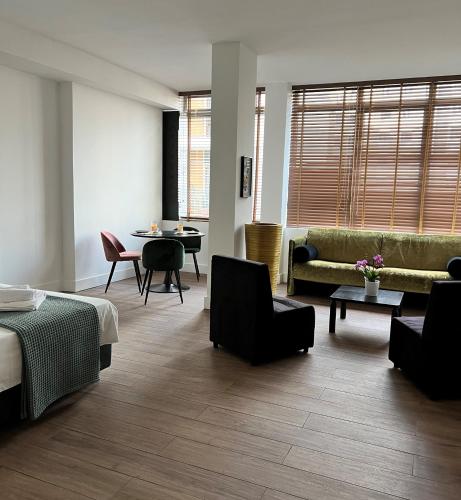 - un salon avec un canapé et une table dans l'établissement Alèa Rooms, à Lecce