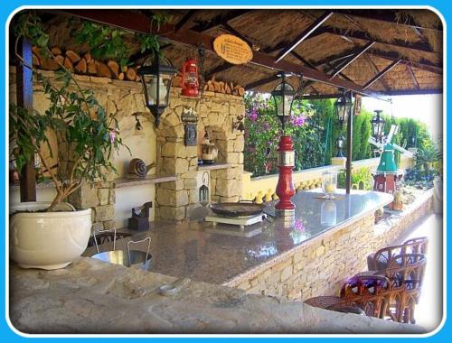 kuchnia na świeżym powietrzu ze stołem i krzesłami w obiekcie Villa Alexandra Calpe w mieście Calpe
