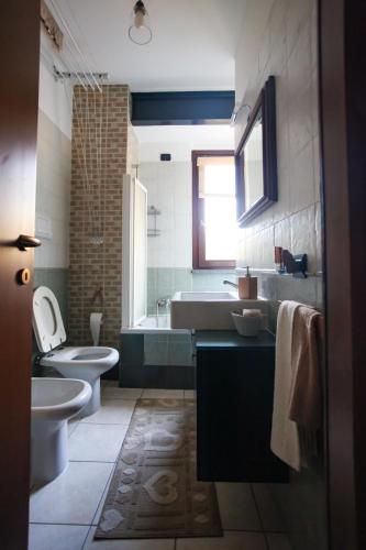 a bathroom with a tub and a toilet and a sink at Zen House in Cormano