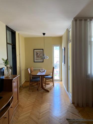Ein Sitzbereich in der Unterkunft Lion Apartment - close to Prishtina center