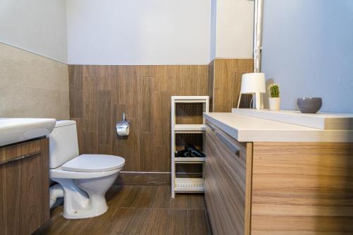 Ένα μπάνιο στο Modern Karpos Apartments