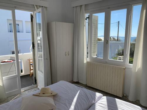Ένα ή περισσότερα κρεβάτια σε δωμάτιο στο studio apartment Violetta at Livadia beach