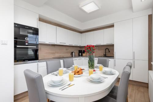 Kuchyň nebo kuchyňský kout v ubytování Nemo 4 Bedrooms & Grill