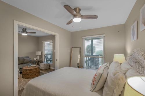 sypialnia z łóżkiem i wentylatorem sufitowym w obiekcie The Cove 205B by Vacation Homes Collection w mieście Gulf Shores