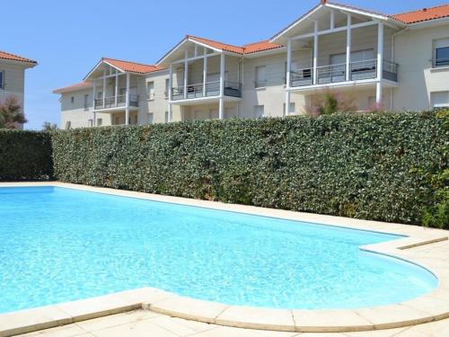 une piscine devant un immeuble dans l'établissement Appartement T3 rénové face à la dune, 6 pers., piscine, plage à pied - Biscarrosse - FR-1-319-489, à Biscarrosse