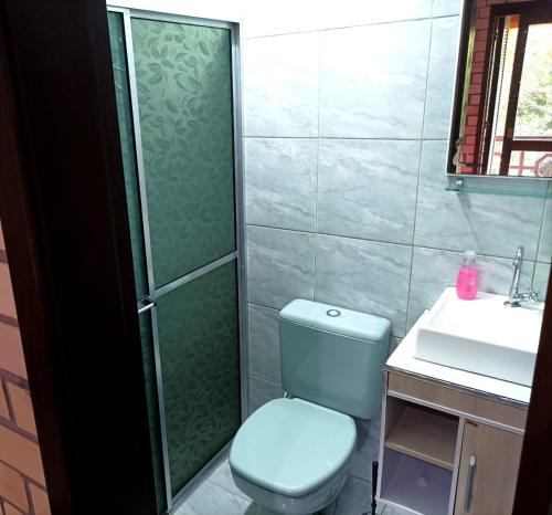 a bathroom with a shower and a toilet and a sink at Doce Mundo de Fatima in São Francisco de Paula