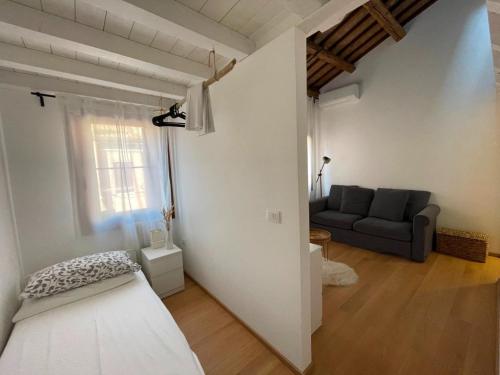 a room with a bed and a couch in it at Casa Vacanze Giorgetta Palazzina privata di due piani in Chioggia