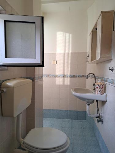 ein Bad mit einem WC und einem Waschbecken in der Unterkunft Persefoni's Room in Nea Kios