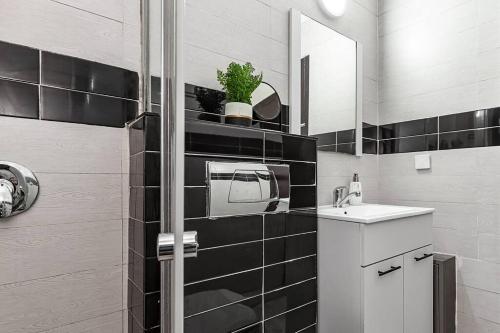 La salle de bains est pourvue d'un lavabo et d'une douche avec un miroir. dans l'établissement Heart of Tel Aviv, Apartment 7, à Tel Aviv