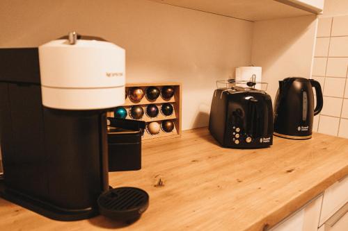 Una máquina de café sobre un mostrador en una cocina. en Studio Apartment im Zentrum mit Parkplatz & neuem Badezimmer, en Magdeburgo