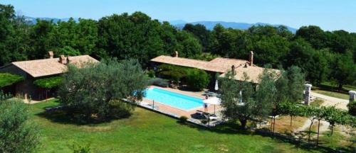 an aerial view of a house with a swimming pool at Agriturismo Eco-Bio Villa Vacasio in Pitigliano