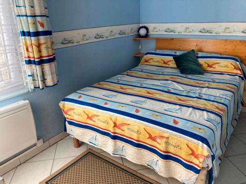 une chambre avec un lit avec une tête de lit en bois dans l'établissement Appartement à 80m² de la Mer avec Terrasse, Jardin et Parking - 4 pers, 35m² - FR-1-540-177, à Notre-Dame-de-Monts