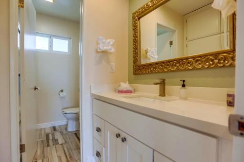 een badkamer met een wastafel, een spiegel en een toilet bij The Mermaid House in San Diego