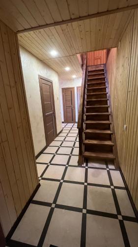 un pasillo vacío con escaleras en un edificio en Стильні та просторі апартаменти «D.І.М.», en Kamianets-Podilskyi