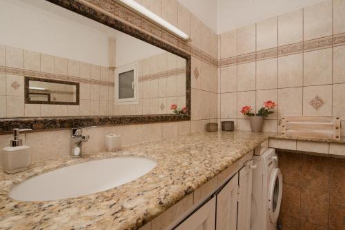 A bathroom at Yanna's Sea View Holiday House Close to Corfu Town