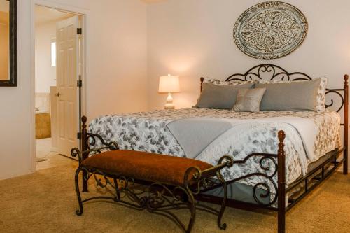 um quarto com uma cama com um banco em Idyllic Lake Havasu Home with Pool and Jacuzzi! em Lake Havasu City