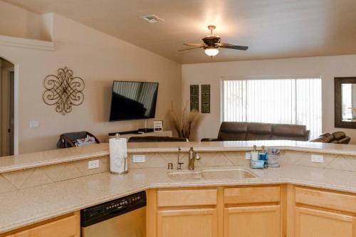 uma cozinha com um lavatório e uma sala de estar em Idyllic Lake Havasu Home with Pool and Jacuzzi! em Lake Havasu City