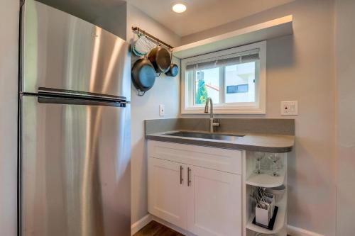 eine Küche mit Spüle und Kühlschrank in der Unterkunft Bette's Bungalow in San Diego