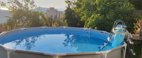 uma grande piscina com uma prancha de mergulho em Avocado Apartment em Dubrovnik
