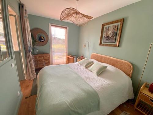 1 dormitorio con 1 cama blanca grande en una habitación en Appartement La Teste-de-Buch, 2 pièces, 2 personnes - FR-1-474-240, en La Teste-de-Buch