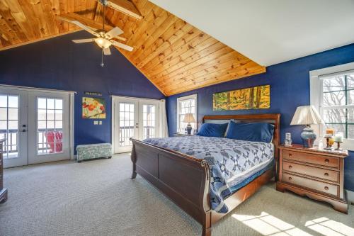 1 dormitorio con paredes azules y techo de madera en Waynesville Vacation Rental with Mountain Views!, en Waynesville