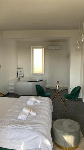 Ένα ή περισσότερα κρεβάτια σε δωμάτιο στο Habitat Luxury Suites
