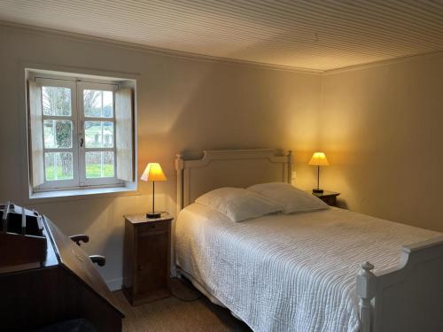 Ένα ή περισσότερα κρεβάτια σε δωμάτιο στο Maison de campagne charmante avec jardin, animaux acceptés - FR-1-489-64