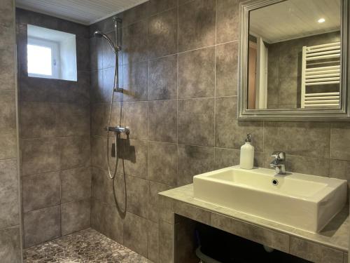 Ένα μπάνιο στο Maison de campagne charmante avec jardin, animaux acceptés - FR-1-489-64