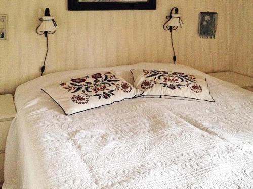 ダラーロにあるFour-Bedroom Holiday home in Dalaröの白いベッド(枕2つ付)
