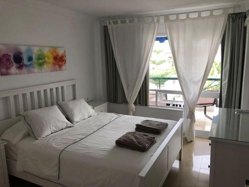a bedroom with a bed with two towels on it at Apartamento amplio y céntrico in Fuengirola