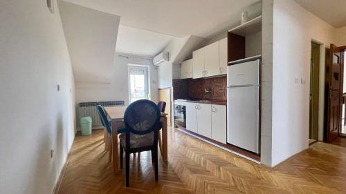 - une cuisine avec une table et des chaises dans la chambre dans l'établissement Apartments DS, à Osijek