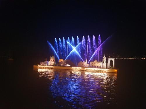 un gruppo di fontane d'acqua illuminate di notte di Rosa&Mario Lake House a Verbania