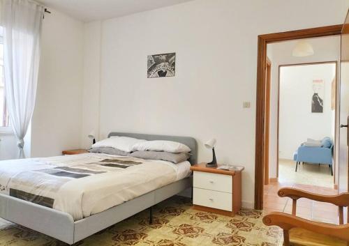 una camera con un grande letto e uno specchio di Lemon Casa con giardino a Monterotondo