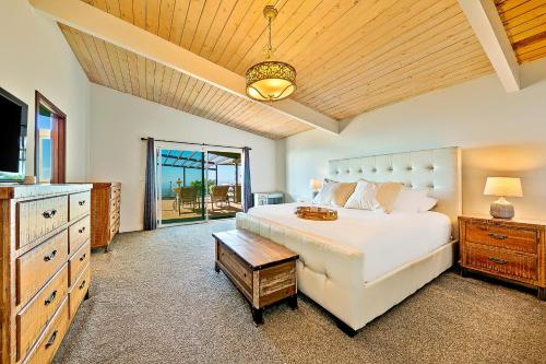 聖地牙哥的住宿－Pacifica View，卧室配有一张白色大床和电视。