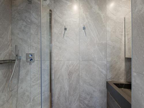 une douche avec une porte vitrée dans une salle de bain dans l'établissement Appartement rénové avec accès direct aux pistes, 3 chambres, Courchevel 1850 - FR-1-564-75, à Courchevel